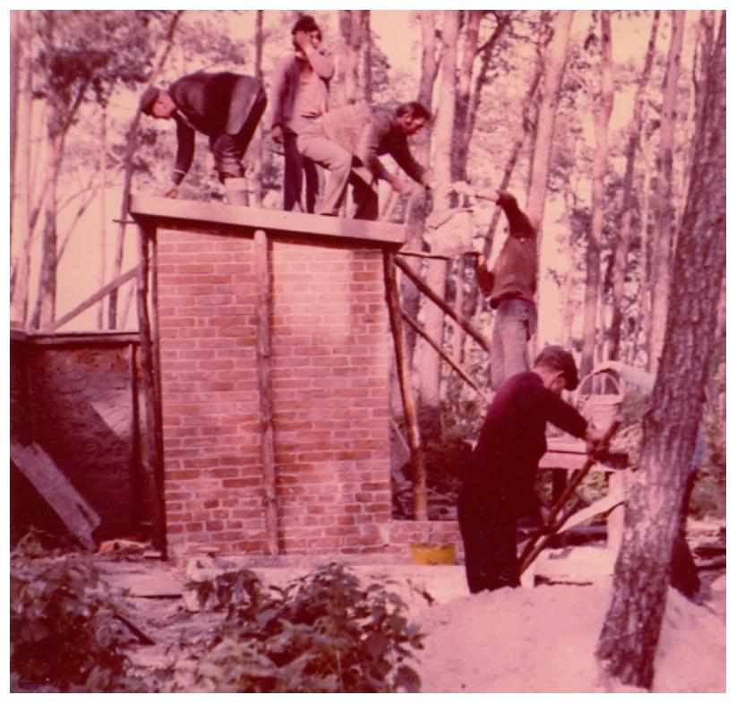 Budowa ubikacji przy kociele 20 IX- 10 X 1977 r.